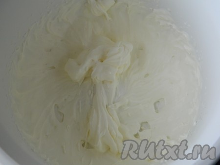 Для украшения фруктово-ягодного смузи взбиваем сливки с сахарной пудрой.
