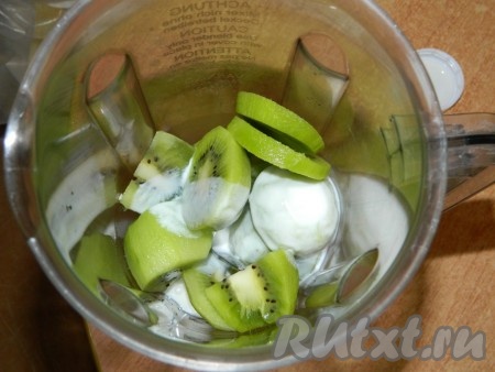 Взбиваем в пюре киви и немного йогурта.