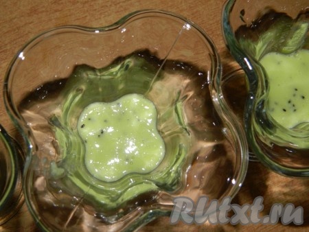 Раскладываем по креманкам.