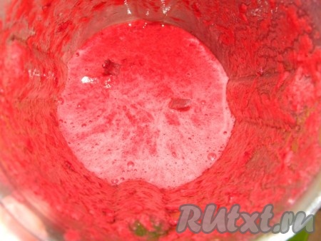 Если вишня замороженная, то разморозить. Если взбивать с соком, то йогурт добавлять не надо. Ягоды взбиваем в пюре и выкладываем на бананы.
