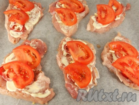 Смазать мясо с перцем майонезом, далее выложить тонко порезанные кружками или полукружочками свежие помидоры.