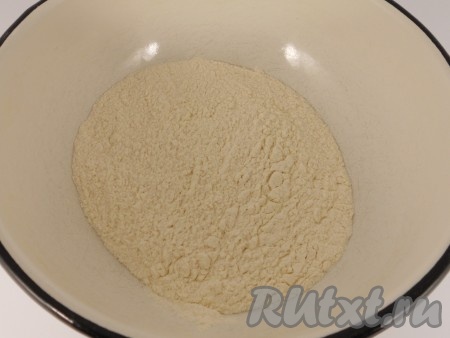 Муку просеять в глубокую миску.