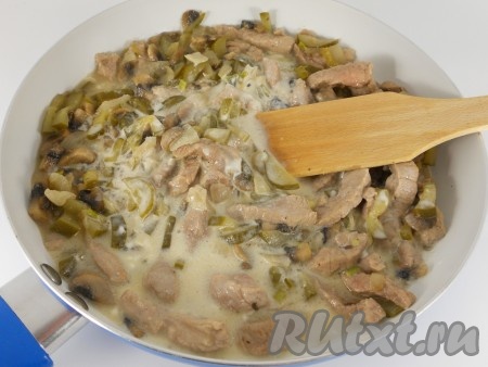 Затем влить сливки, посолить по вкусу и тушить на слабом огне под закрытой крышкой в течение 30-40 минут, иногда перемешивая.