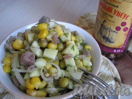 Добавляем промаринованный лук с яблоками, растительное масло и всё перемешиваем. Необычный, но очень вкусный салатик "Обжорка" готов.

