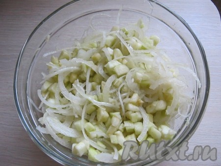 Луковицу режем тонкими полукольцами, добавляем к яблокам. Яблоки с луком поливаем двумя столовыми ложками 6% яблочного уксуса и хорошо перемешиваем (у меня уксус 4%, я добавляла 4 столовые ложки). Но советую брать именно 6% уксус, так яблоки с луком лучше и быстрее промаринуются. Яблоки с луком оставляем мариноваться на 15-20 минут.
