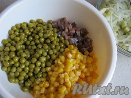 Открываем банки с горошком и кукурузой, сливаем жидкость, перекладываем горошек и кукурузу в миску. Туда же добавляем сельдь.
