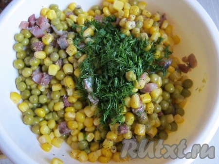 Измельчаем укроп. Добавляем укроп и чёрный перец по вкусу в миску.
