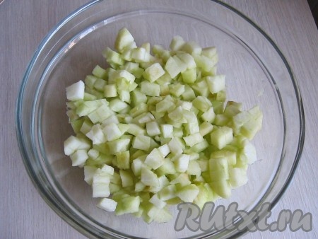 Первым делом очищаем яблоки от кожуры, вырезаем сердцевину и режем кубиком.
