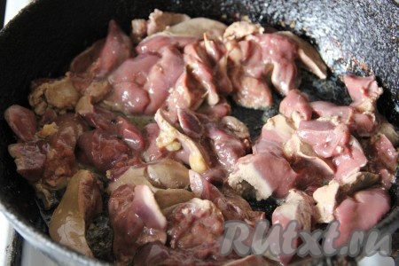 Куриную печень нарезаем крупными кусочками, обжариваем на сильном огне на растительном масле 30-40 секунд, пока печень не схватится и не посветлеет. Готовую печень убираем со сковороды и откладываем в сторону.
