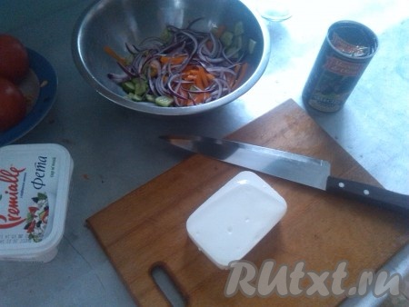 Нарезать сыр "Фета" на кубики (но не смешивать пока с овощами, так как он легко ломается и крошится). Сыр следует добавлять в греческий салат уже перед самой подачей.