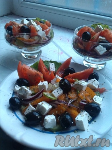 Для подачи я использовал листья зелёного салата, но это необязательно. На тарелку выложить пару листьев салата, на них разместить наши овощи, заправленные заправкой, сверху разложить сыр "Фета" и маслины без косточек. Сверху греческий салат посыпать смесью итальянских трав (или сушёным орегано).