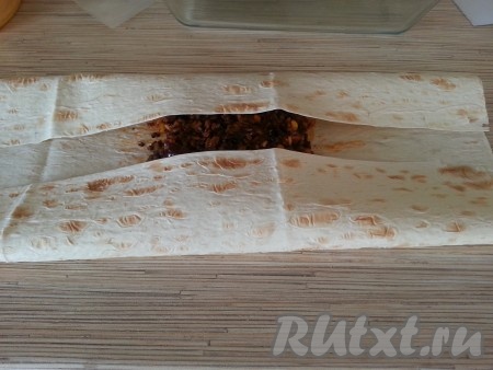 Раскладываем лаваш и выкладываем на него нашу начинку, ближе к краю.
