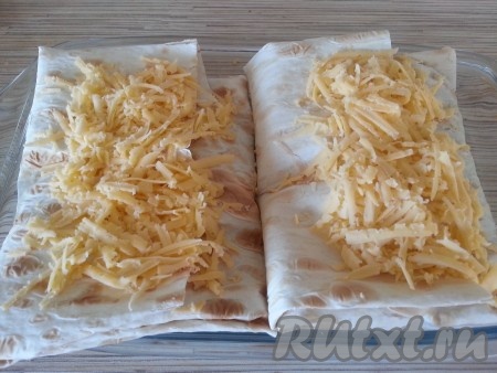 Выкладываем на форму и сверху также посыпаем сыром.
