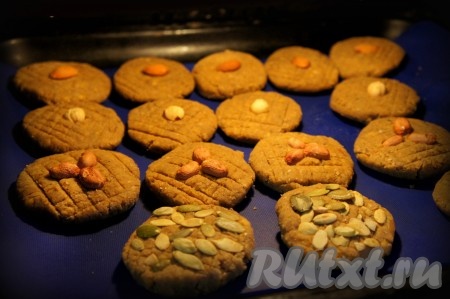 Готовьте нутовое печенье 30-45 минут. Чем дольше, тем более хрустящим оно будет, если хотите мягкое печенье, готовьте чуть меньше по времени.
