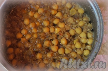 Воду слейте, налейте новую до такого же уровня и поставьте на огонь. Когда вода закипит, добавьте соль, специи (я добавила сушёный чеснок, кориандр, молотую гвоздику, чёрный молотый перец), огонь убавьте до ниже среднего, прикройте крышкой и томите бобовые около 30-45 минут. СОВЕТ: периодически подливайте небольшое количество воды по мере её выкипания, но не добавляйте её сразу много. Нут и чечевица должны тушиться в небольшом, но глубоком сотейнике в небольшом количестве воды, а не вариться в большом количестве воды в большой кастрюле.