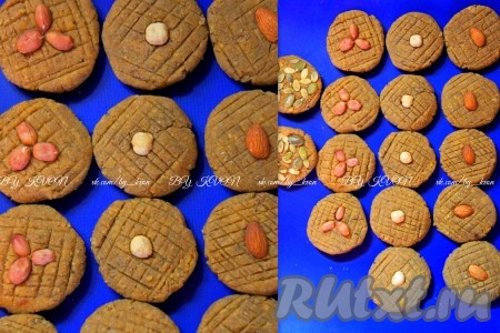 Аналогично сформируйте все печенюшки (из указанного количества ингредиентов у меня получается обычно 15-18 штук). Духовку разогрейте до 180 градусов. Противень застелите бумагой для выпечки или силиконовым ковриком, выложите печенье.