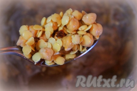 Нут и чечевицу промойте, залейте водой, чтобы она покрывала бобовые на 3 см. Оставьте на ночь (желательно на 7 часов, удобнее замачивать на ночь, но в любом случае замочите не менее, чем на 2 часа).
