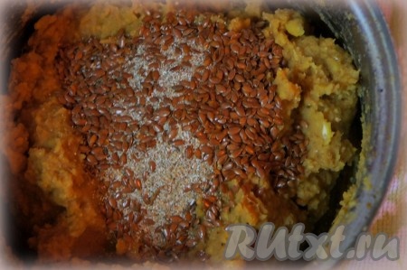 Добавьте отруби, тмин, семена льна. При необходимости добавьте ещё соль. Тщательно перемешайте. Нутовое тест одля печенья готово.