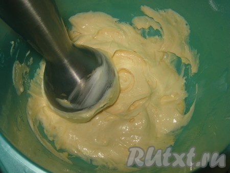 Изюм хорошо промыть, обдать кипятком. У меня был крупный изюм, я его мелко нарезала. Орехи подсушить на сухой сковороде, помешивая, затем измельчить их. Сливочное масло нужно заранее достать из холодильника, чтобы оно, полежав при комнатной температуре, стало мягким. Яйца разделить на белки и желтки. В глубокой миске соединить творог (если вы берёте крупинчатый творог, тогда его лучше предварительно протереть через сито, тогда пудинг получится более нежным), желтки яиц, размягчённое сливочное масло, сахар, пробить погружным блендером до однородной консистенции.