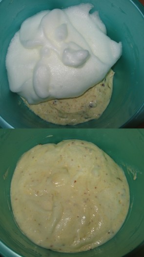 Белки взбить миксером в пышную пену и подмешать к творожной массе. Должна получиться нежная, воздушная, в меру густая творожная масса.