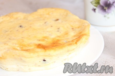 Готовый пудинг достать из духовки, дать остыть в форме, затем переложить на блюдо.