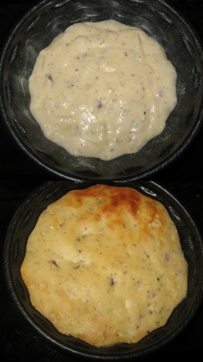 Массу выложить в форму для выпечки (я взяла форму диаметром 18 сантиметров), смазанную сливочным маслом и присыпанную панировочными сухарями (или манкой). Форму поставить на противень, на 1/3 заполненный водой. Выпекать творожный пудинг с изюмом в заранее разогретой до 190 градусов духовке 30-40 минут.