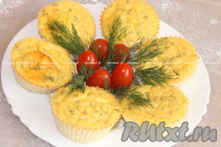 Аппетитные, вкусные творожные запеканки, приготовленные с сыром и зеленью, достать из духовки, дать им немного остыть в формочках, затем переложить на блюдо, украсить и подать к столу.