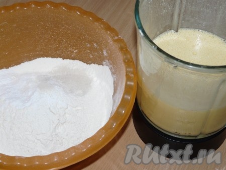 Яйца взбить с сахаром с помощью миксера в течение минут 5-6 (масса должна немного увеличиться в объёме и посветлеть). Маргарин растопить (можно это сделать в микроволновке), остудить его (растопленный маргарин не должен быть горячим). К яйцам, взбитым с сахаром, добавить творог и растопленный маргарин, взбить миксером до однородности. В отдельную миску просеять муку, смешать её с разрыхлителем и ванильным сахаром.