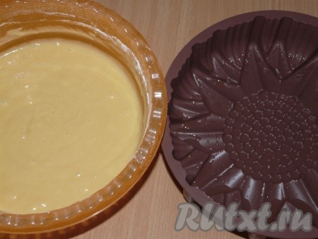 К смеси творога и яиц добавить мучную смесь, перемешать ложкой (или силиконовой лопаткой). Творожное тесто для кекса должно получиться однородным, напоминающим сметану средней густоты. Форму для выпечки смазать растительным маслом.&nbsp;