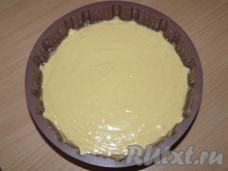 Выложить тесто в форму и поставить в заранее разогретую духовку. Выпекать творожный кекс при температуре 180 градусов примерно 45 минут. Готовность проверить сухой зубочисткой (если после прокола кекса на зубочистке не будет следов теста, значит нужно доставать выпечку из духовки).