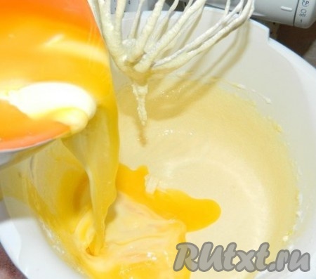 Добавить растопленный маргарин, перемешать.