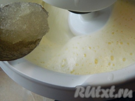 Выложить туда желатин. И взбить, чтобы не осталось кусочков желатина.
