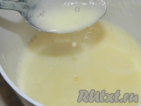 Затем это все поставить греться (или на водяную баню, или на маленький огонь) до легкого загустения (крем начнет обволакивать ложку). Но не доводить до кипения! Остудить. Взбить сливки и аккуратно соединить с остывшим кремом. Затем на дно разъемной формы положить бисквит, залить кремом (крем будет казаться жидким)... и так все по очереди. Сверху тоже должен быть крем. Это всё убрать в холод на несколько часов (до полного застывания).