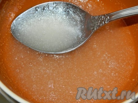 Теперь делаем крем. Замочим желатин в воде минут на 30.