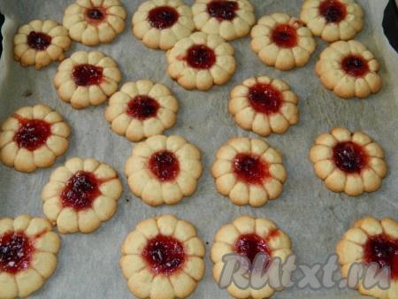 Выпекать 10-15 минут в духовке на противне, застеленном пекарской бумагой, при температуре 200 градусов.
