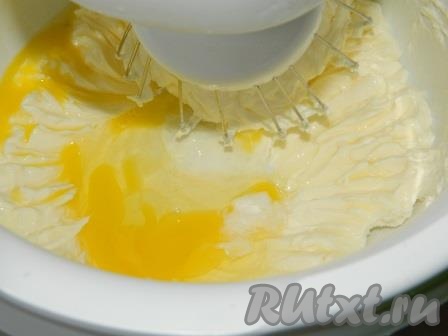 Растереть масло с сахарной пудрой. Добавить желтки, соль, ванилин. Перемешать. Взбивать ничего не надо.