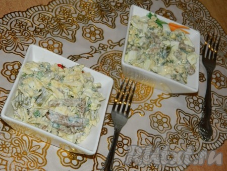 Вкусный, сытный, аппетитный салат, приготовленный с сыром, солёными огурцами и яйцом, сразу же подаём к столу. Если вы не планируете подавать блюдо сразу, тогда добавляйте сухарики и майонез непосредственно перед подачей (чтобы сухарики не успели размокнуть).