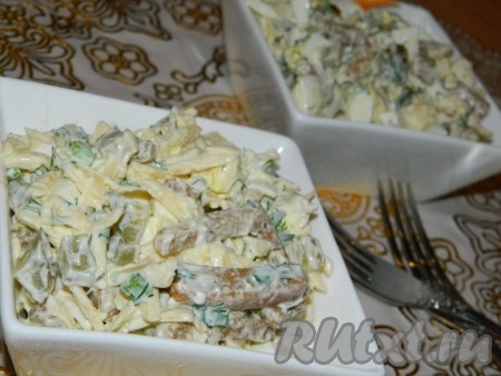 Салат с сыром, солёными огурцами и яйцом