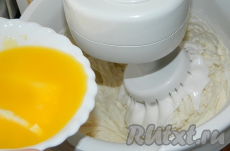 Влить растопленный маргарин, перемешать.
