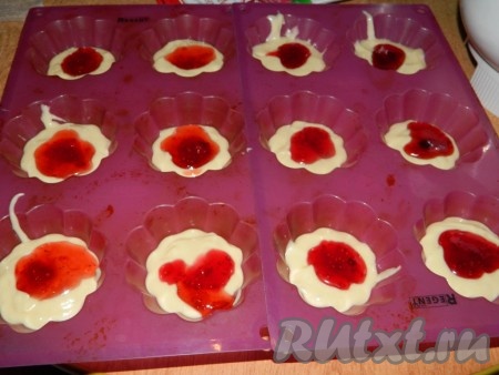 Разложить немного теста по формочкам, в центр положить немного начинки (джема) и сверху еще немного теста. Выпекать при температуре 180 градусов минут 25-35.
