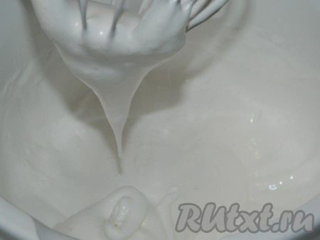 Маргарин растопить, дать ему остыть. Хорошо охлаждённые белки взбить с сахаром с помощью миксера до получения воздушной белковой массы.