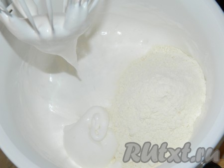 Добавить муку, крахмал, соду. Перемешать аккуратно, чтобы белки не осели.