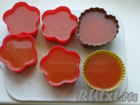 Желатин замачиваем в небольшом количестве холодной воды. Добавляем его в горячий приготовленный сироп и размешиваем до полного растворения желатина. Разливаем желе из моркови по формочкам и ставим в холодильник до полного застывания.
