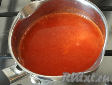 С лимона и апельсина снимаем цедру. Выжимаем из апельсина и лимона сок. Апельсиновый, лимонный и морковный соки выливаем в кастрюльку, добавляем сахар, цедру, ставим на небольшой огонь и варим, помешивая и снимая пену, до полного растворения сахара.
