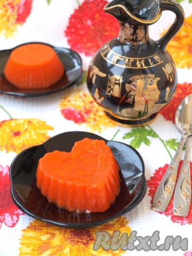 Вкусное, яркое морковное желе достаём из формочек и подаём к столу.