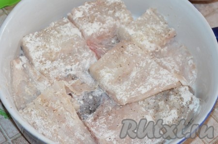 Рыбу запанировать в муке (не сильно), выложить в смазанную форму.