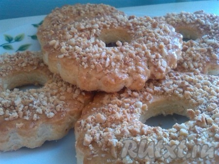 Кольца с орехами из песочного теста