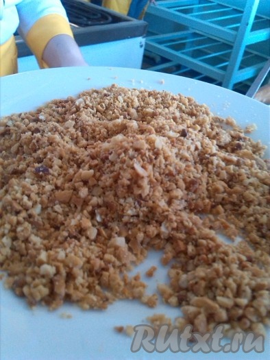 Измельчаем грецкие орехи (или миндаль).