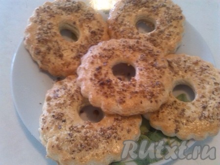 Кольца с орехами, приготовленные из песочного теста по этому рецепту, получаются очень вкусными, их невозможно отличить от купленных в магазине.