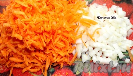 &nbsp;Лук мелко порезать, морковь натереть на терке.
